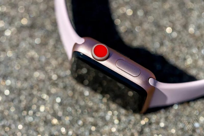 Apple Watch Series 3 bản LTE khác biệt với nút vặn Digital Crown màu đỏ